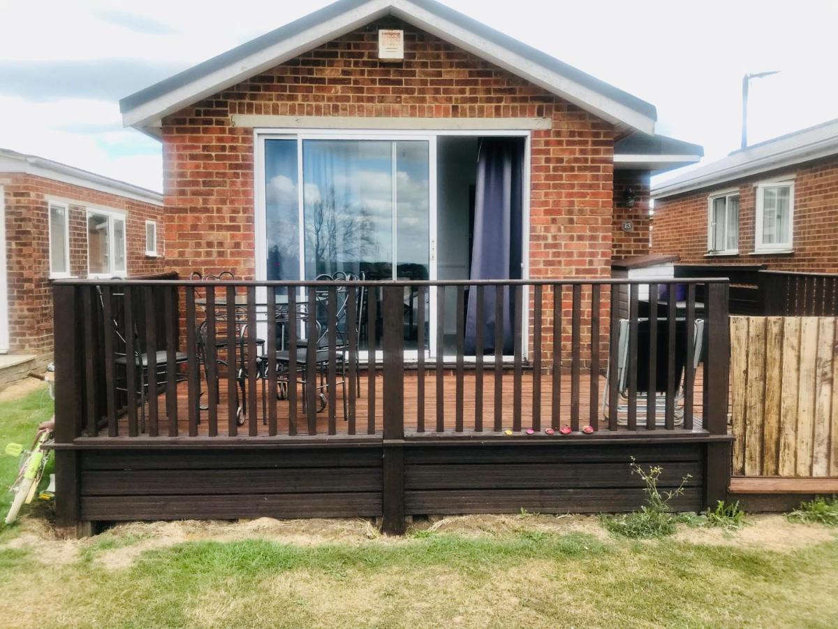 Leysdown-On-Sea Saddlebrook Holiday Park 3 Bedroom Brick Built Chalet Bungalow Exterior foto